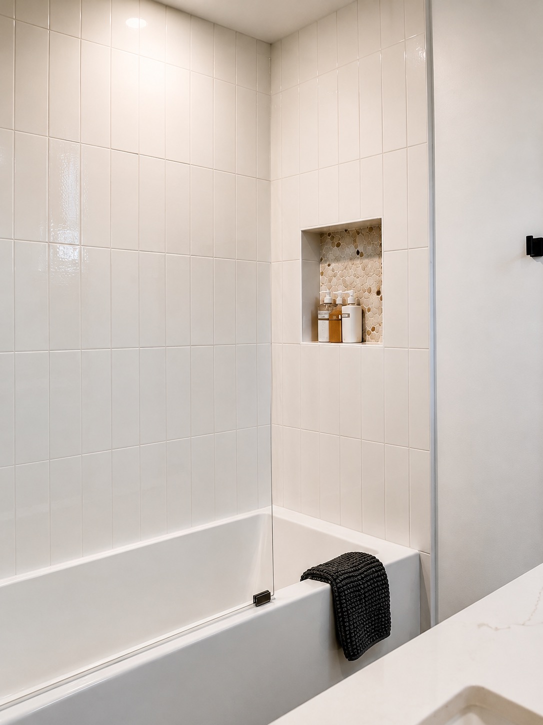 Tub with a tiled storage niche